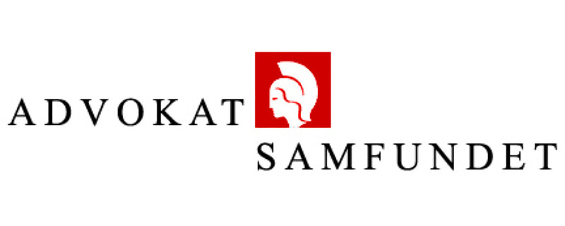Advokat Samfundets logo med sort tekst, en rød firkant med en hvid profil af en hjelmklædt figur placeret mellem ordene u0022ADVOKATu0022 og u0022SAMFUNDETu0022.